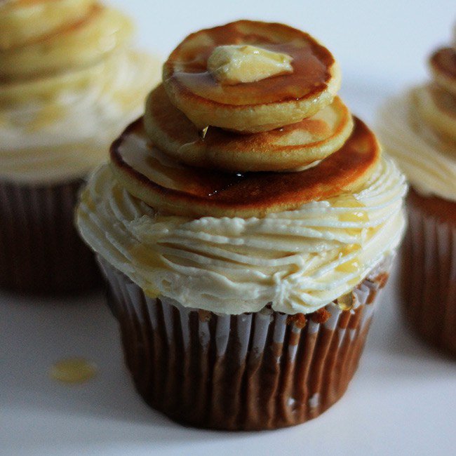 Cupcakes au sirop d’érable et ses pancakes troismadeleines.com/cupcakes-au-si…