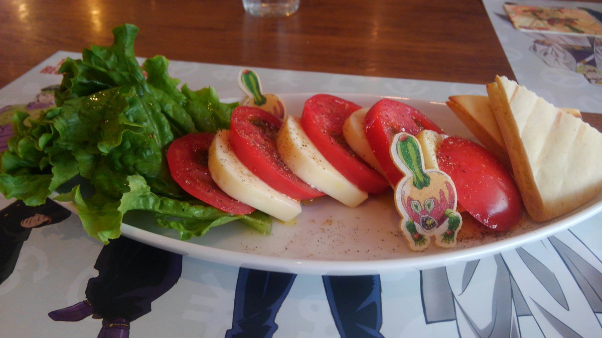 かるもぐ ジョジョカフェ 店内はばりばりジョジョで良かったw店員さんも可愛かったし でもね ひとつだけ トニオさんのカプレーゼ フレッシュモッツァレラにして下さいw彼の味はきっと小岩井のフレッシュモッツァレラだと思うのw ジョジョ