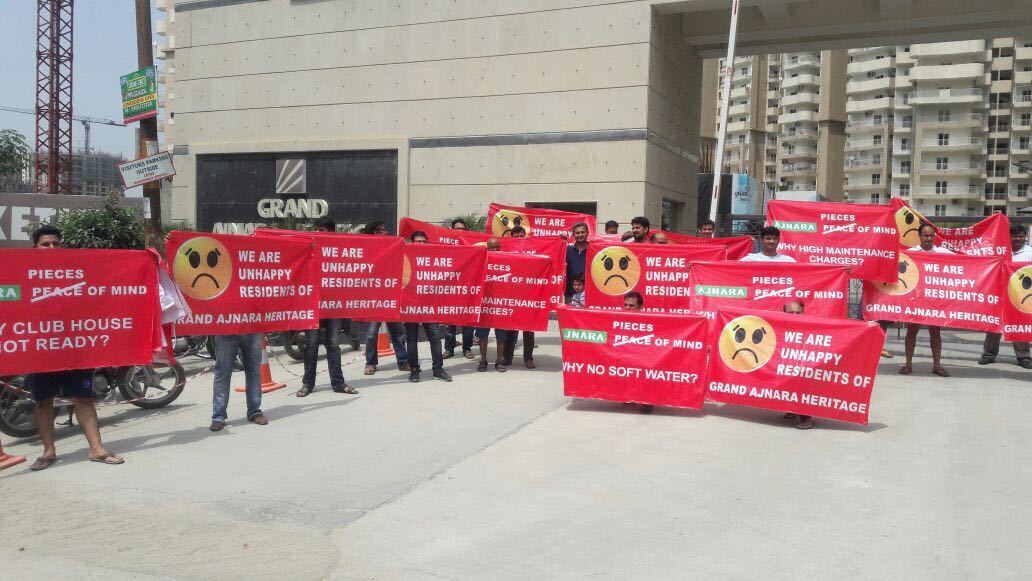 GAHsector74's tweet photo. Red #bannerprotest  against a Pathetic Builder &amp; his false promises #ajnarafoolingbuyers #noidabuyers https://t.co/UQYNvfSfwQ