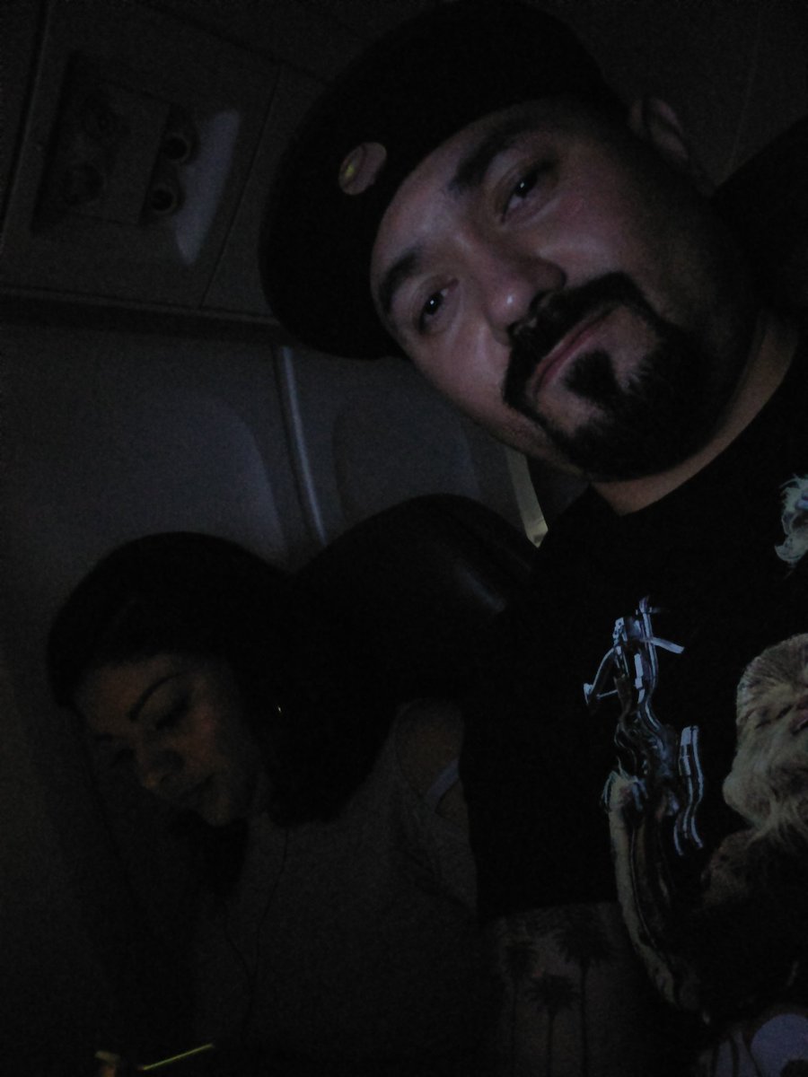 RichLok's tweet image. Thank you @TMobile  for the free hour of  #GogoInflight! #NewYorkInvasion #Pantone294 #Dodgers