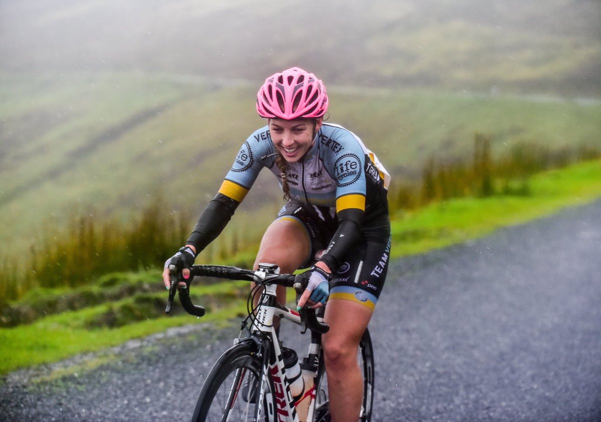 VertexBiemmeRT's tweet photo. Does this lass ever stop smiling?! #mountleinster #Rás #teamvertex 📷 Sean Rowe https://t.co/yz6YyAD99Z