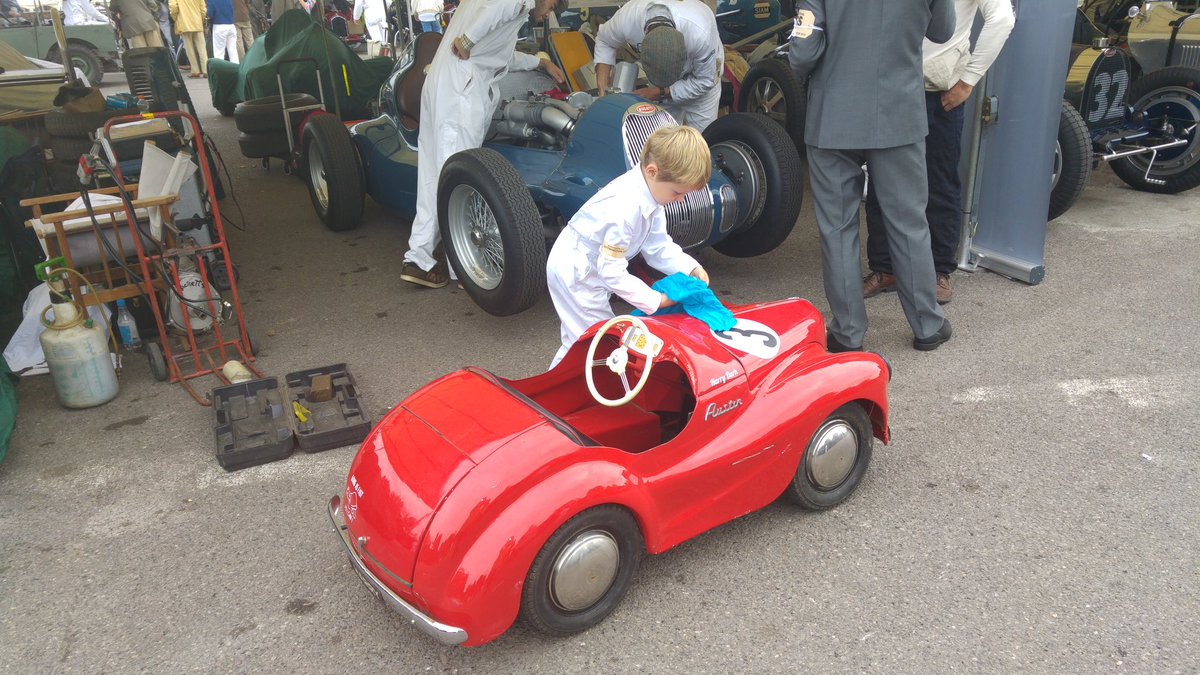 Kerry_leee's tweet photo. .@DannyPike's live at @goodwoodrevival after 9! Harry's here helping his dad &amp; has his very own #Austin J40 https://t.co/x5WDDxjGjB