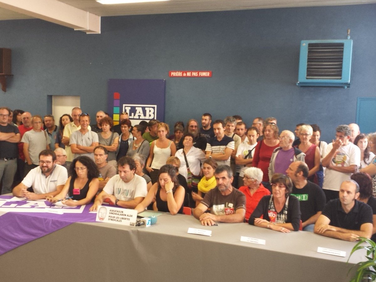 EkhiErremundegi's tweet image. Prentsaurreko masinoa egitzn ari da @LABsindikatua askatasun sindikalaren alde @berria