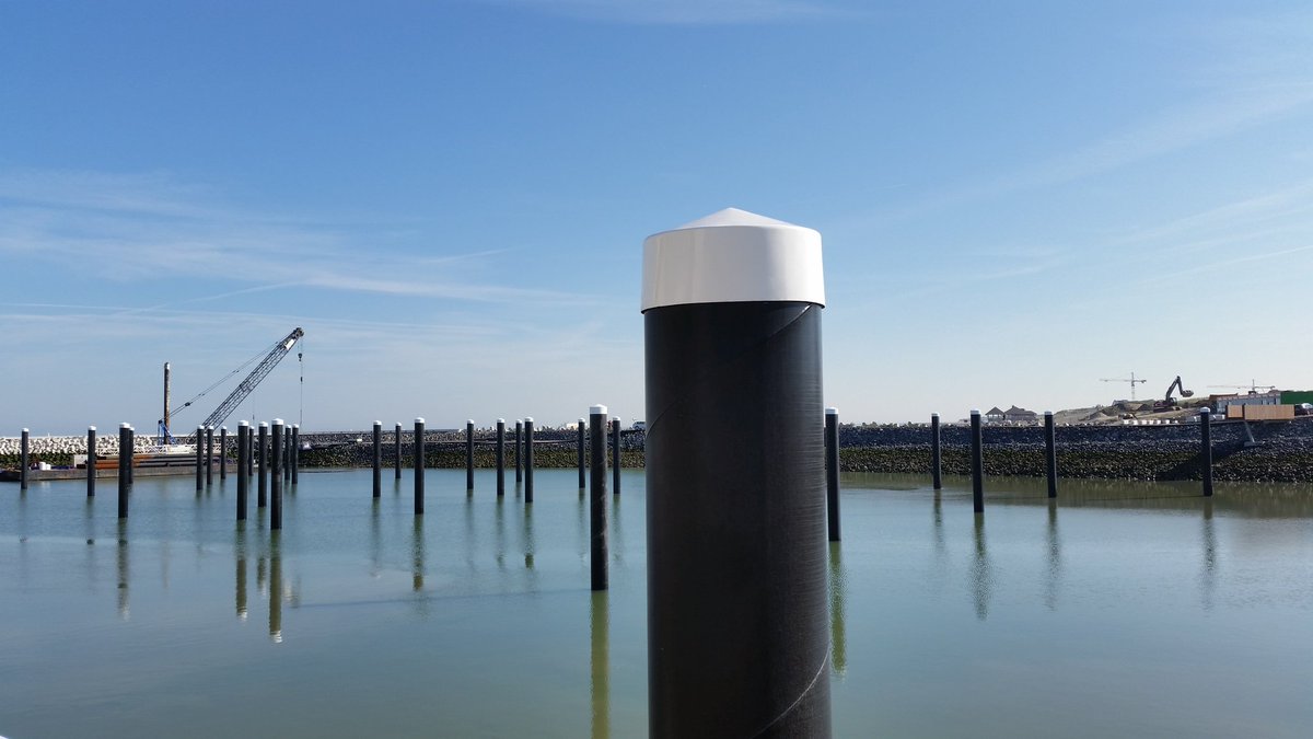 Al ruim de helft van de 65 palen is in het havenbekken getrild. Later volgen de drijvende steigers #CADZAND-Maritiem