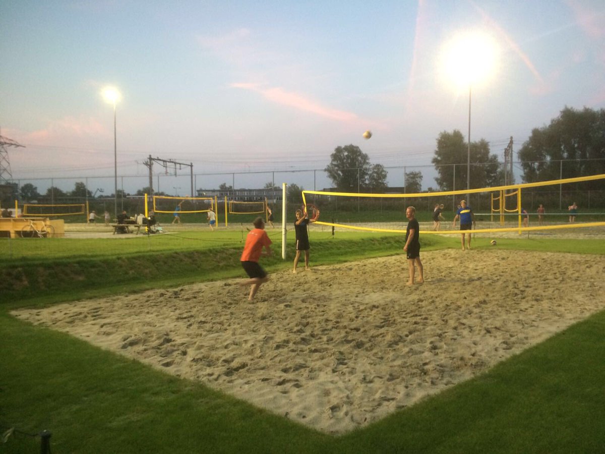 Zwoele zomeravond. Heerlijk nazomeren. Vandaag weer? De zon doet ook weer mee! #27graden #beachlife #beachvolleybal