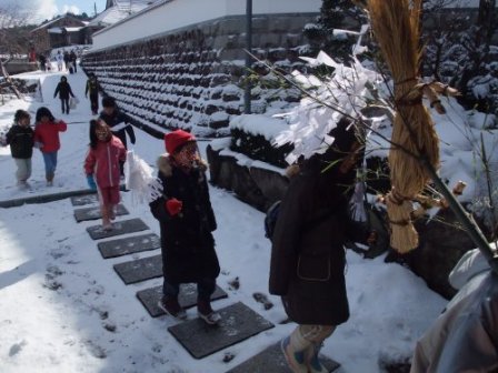 <大阪・狐がえり>能勢町天王で行われる小正月の行事。村の男児が集まって藁で狐をつくり、御幣と一緒に青竹に刺して持ち、家々を回って「貧乏狐追い出せ！福狐追い込め！」と声をかける。最後には狐の口に賽銭を入れて橋の上から川に放り投げる。