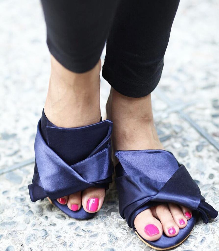 weekendpk's tweet photo. We absolutely love these @almaspk slides and can't wait to get our hands on them for Eid! 👌❤️😍✨ #Almas #WeekendLoves https://t.co/WVgGnAURw9