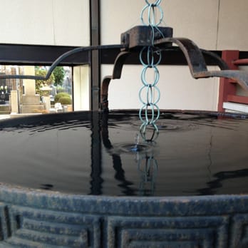 <東京・妙行寺>御家人田宮家の菩提寺。四谷怪談の於岩の墓があり、墓前には朱い鳥居が立つ。通常、四谷怪談の公演等があるときは妙行寺、田宮神社、陽運寺と三か所を参拝し、安全と成功を祈る。悪縁切りのパワースポット。於岩稲荷神像を蔵する。