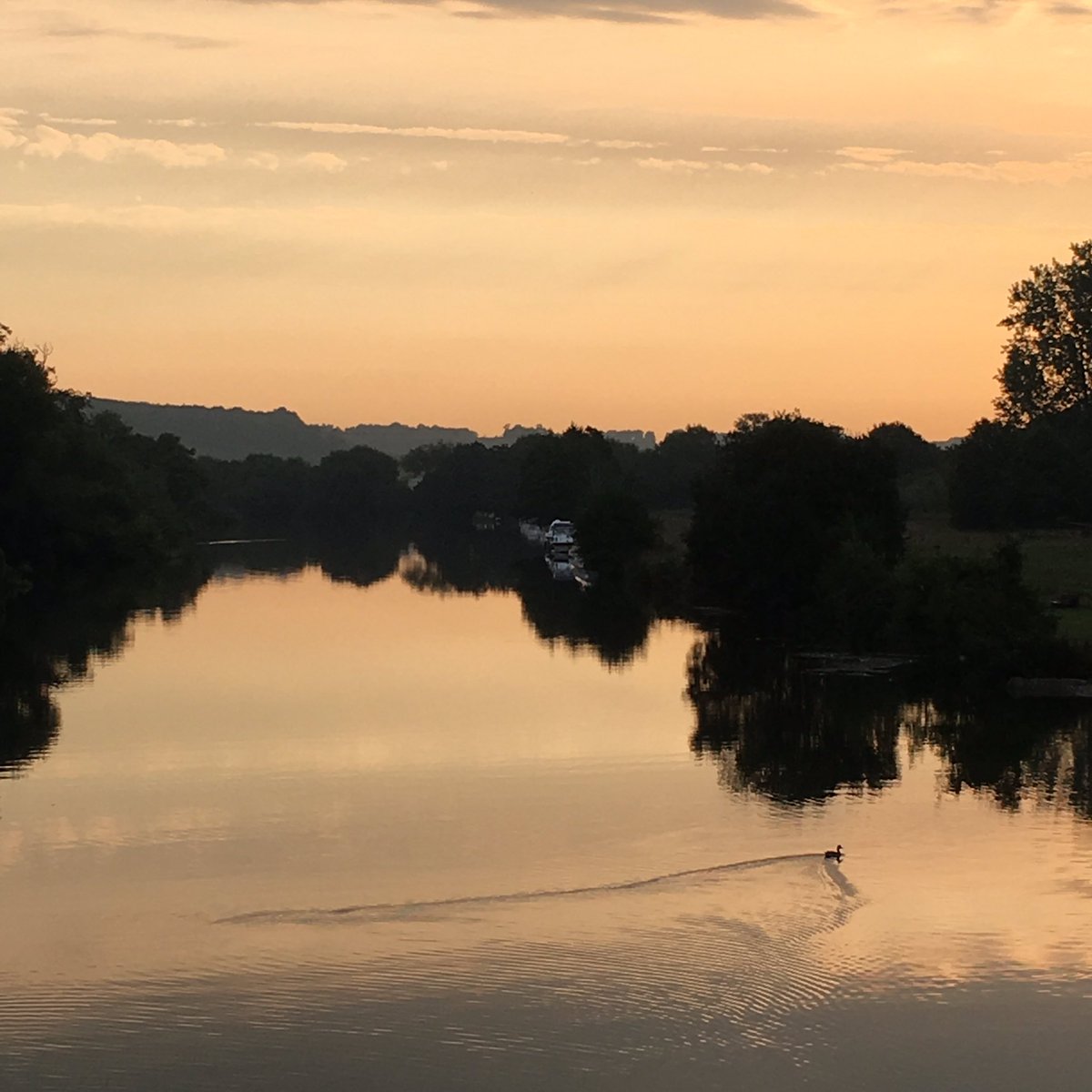 Something for the city dwellers. A beautiful morning view of the #riverthames <a href="/TheWhitchurch/">Whitchurch on Thames</a>.  Countryside is best.