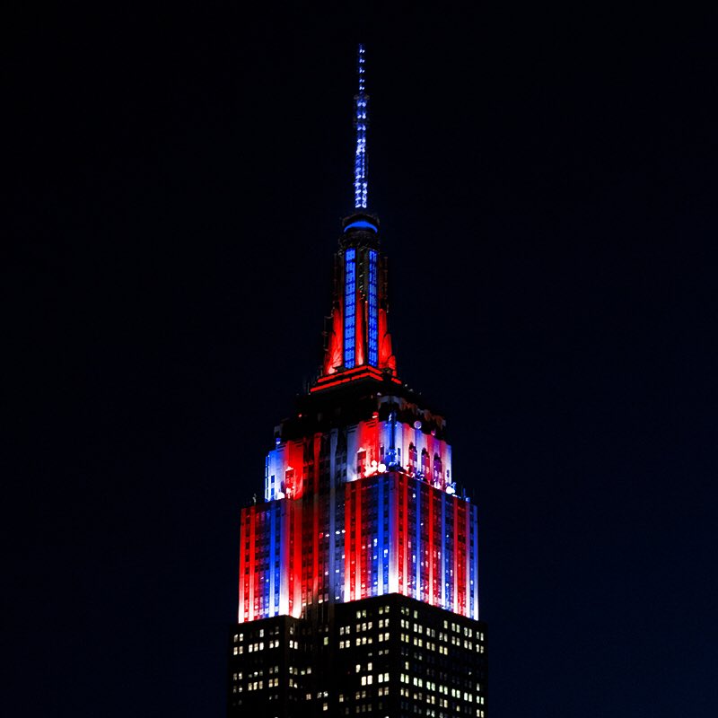 A3Noticias's tweet photo. El icónico Empire State de Nueva York se ilumina con los colores del @FCBarcelona https://t.co/nYGVS8MvKT https://t.co/KGY2IcDfUf