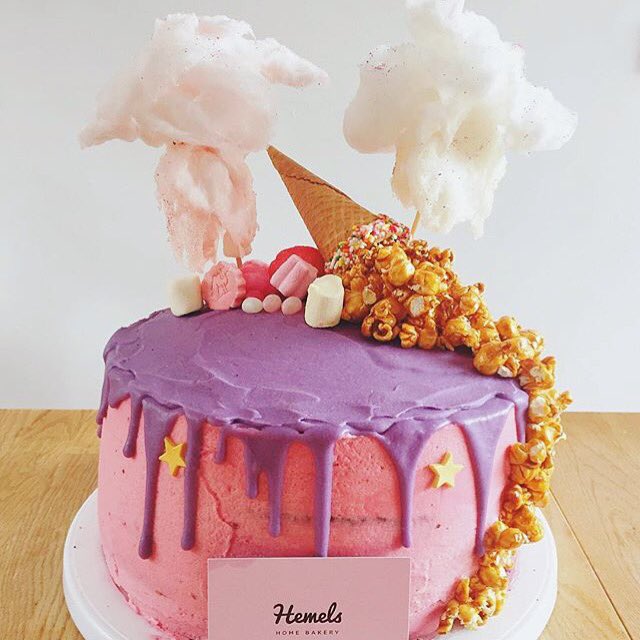 Deze taart is echt..Hemels! Creatief kunstwerkje van HemelsHomeBakery. Wie heeft er geëxperimenteerd met suikerspin?