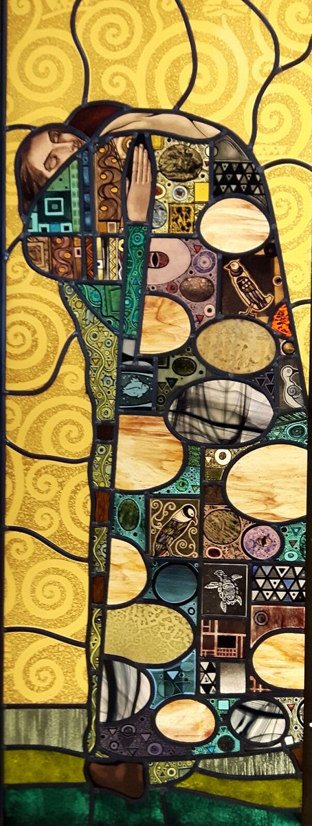 Gebrandschilderd glas in lood paneel naar Klimt,  "de omhelzing" opgeleverd