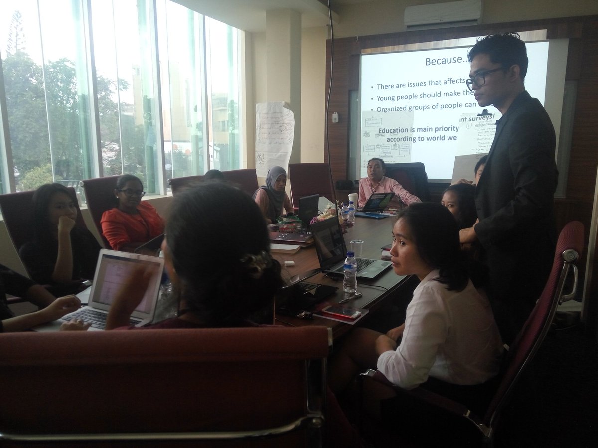 The_AYIC's tweet photo. A very intensive discussion is going on in chamber 1 regarding about quality education and entrepreneurship! #AYIC https://t.co/lsNlsUX2k4