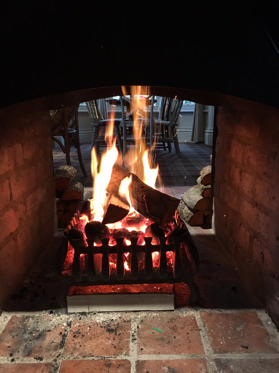 FestiveFox2016's tweet photo. Remember me?

#winteriscoming #strettonfox #realfire #warrington #christmas https://t.co/bCjwv5Y4HA