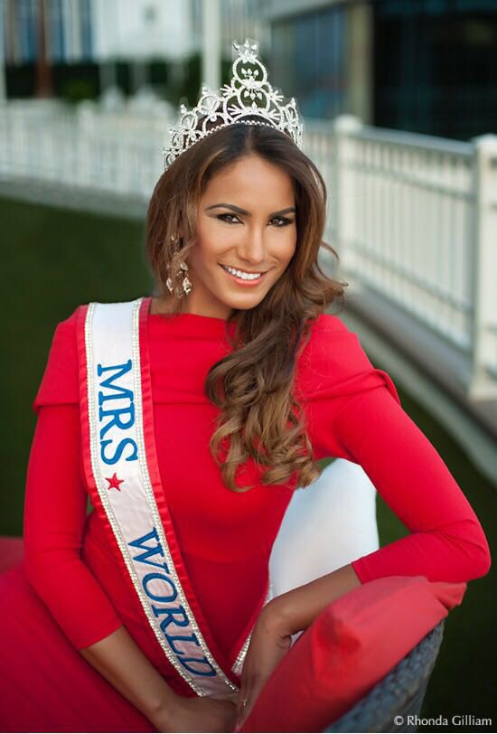 Our beautiful Mrs World @MrsSA_Official <a href="/AbrahamsCandice/">Candice Abrahams</a> 😍👑