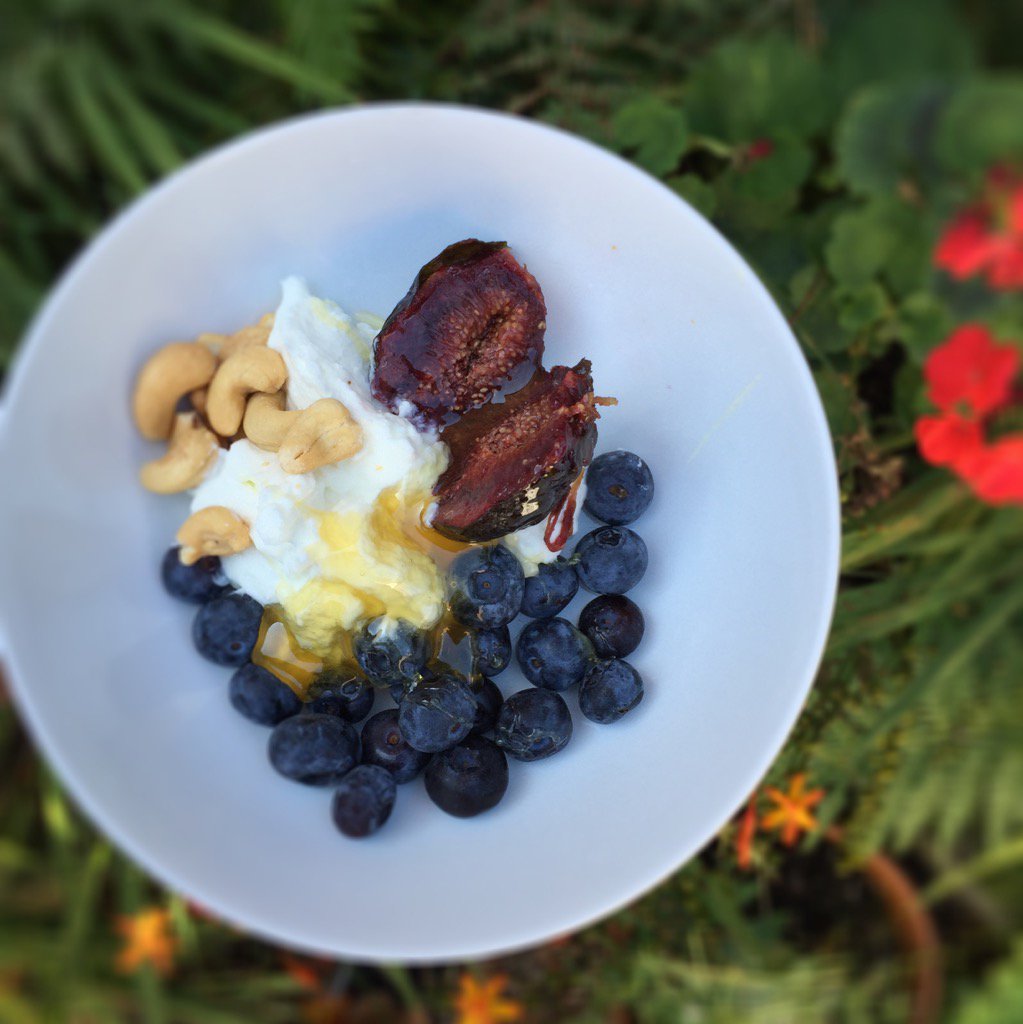 RAW_manda's tweet photo. Brekki in the garden after gym b/c I know V ❤️s food pics! Keeping it raw in Sept! 🌱🌿✌🏼 (#scrumped figs) https://t.co/KRJ8JlS6qc