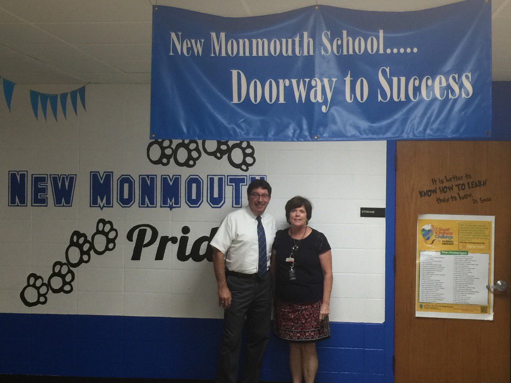 Dr. Andl &amp; <a href="/NMNurseEileen/">Eileen</a> @NewMonmouthElem r excited to welcome back Students today. <a href="/MTPSPride/">Middletown Township Public Schools</a>  #MTPSPride