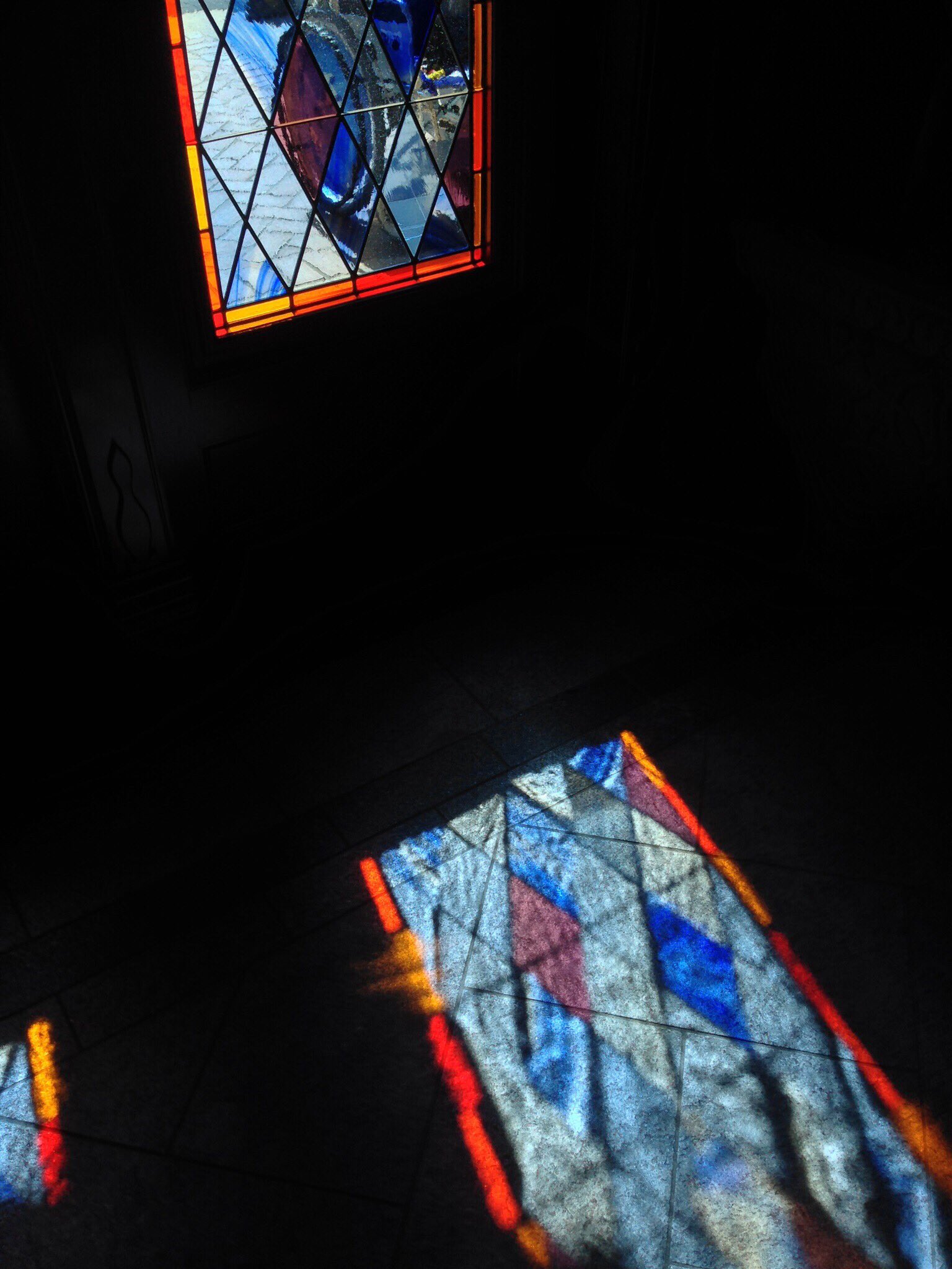 げみ Gemi333 ステンドグラスの反射の絵は もう3年前から温めていたので こうして形にできてよかったです 昔 ディズニーランドで列に並んでた時にみたこの景色が印象に残っていたのでした T Co Xkuhhsruxg Twitter