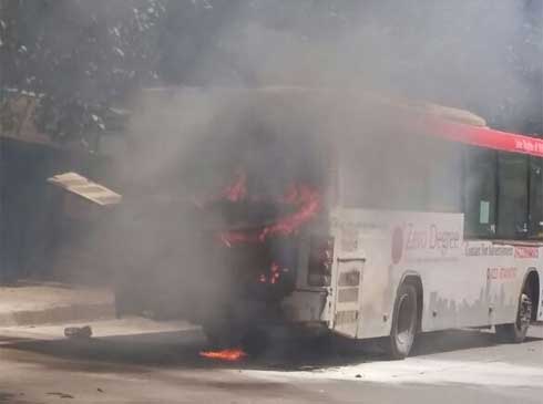 mataonline's tweet image. मुंबईः सायन सिग्नलजवळ #NMMT च्या बस पेटली, सर्व प्रवासी सुरक्षित. अग्निशमन दलाच्या मदतीने आग शमवली...