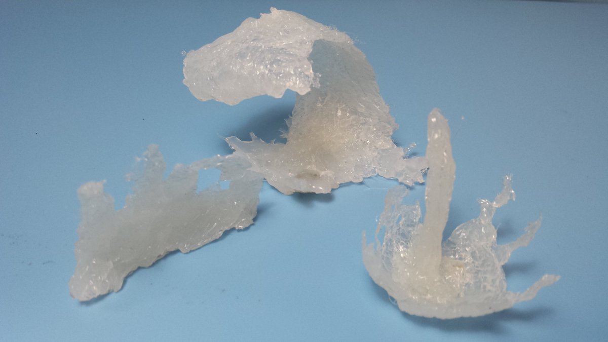 ケンジくん ハリガネの呪い ダイソーの くっつきにくいホイル 表面がシリコーン樹脂加工してあるのでレジン やホットボンドがくっつきにくい 通常のアルミホイルと同様 自由に変形出来るので 型の代わりに使用可能 これでホットボンドでエフェクト