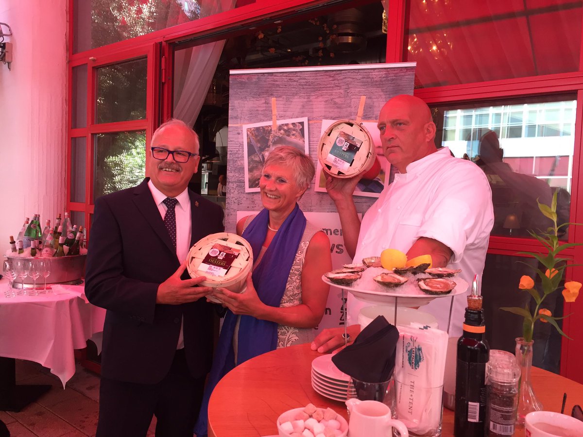 Vandaag is de presentatie van de @Zeker_Zeeuws platte oesters bij <a href="/Las_Palmas/">Las Palmas de Ali Santiago</a>. Met @Adrimossel &amp; <a href="/schmidt_zeevis/">SchmidtZeevis</a>