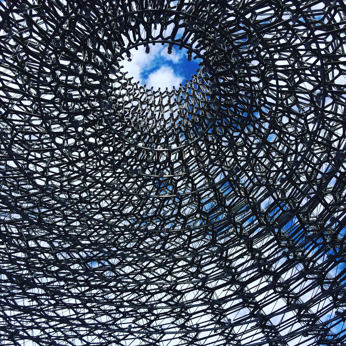 CNCProjectsLDN's tweet image. Amazing design at #kewgardens #thehive #designinspiration #nature #bees #metal #bluesky  #honeycomb #london