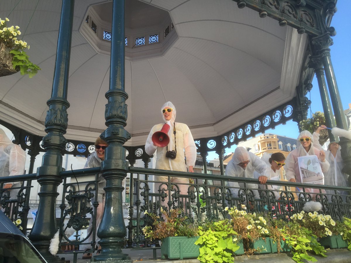 CultuurOostende's tweet photo. Mysterieuze types bestormen #Wapenplein in #Oostende en stoffen ter voorbereiding van #Openmonumentendag af #UiTPAS https://t.co/gTATINE5Fs
