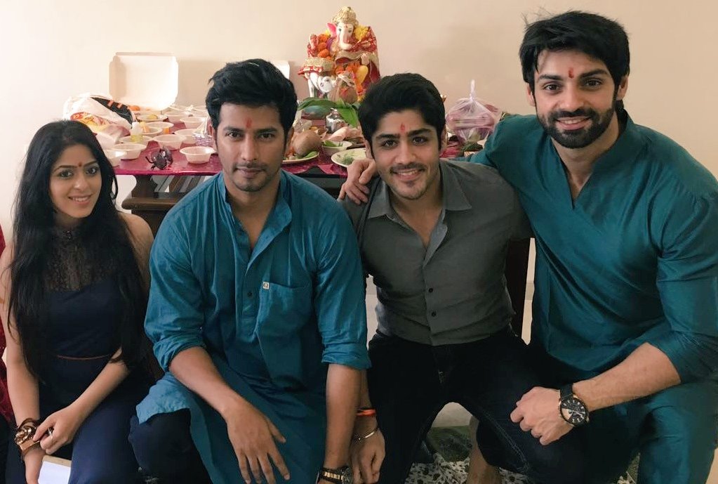 #GanpatiDarshan #garimajain #karanwahi #raavi #shakti #shaktias #selfie #grouppie #GaneshChaturthi #Ganeshotsav