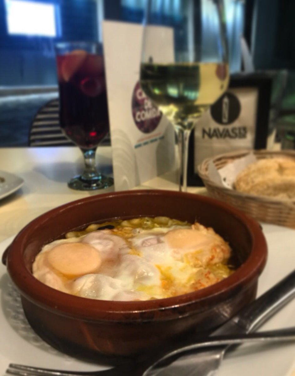 Siempre triunfa nuestra cazuela de gambones con huevos rotos.

#N13 🍳🍴🍷