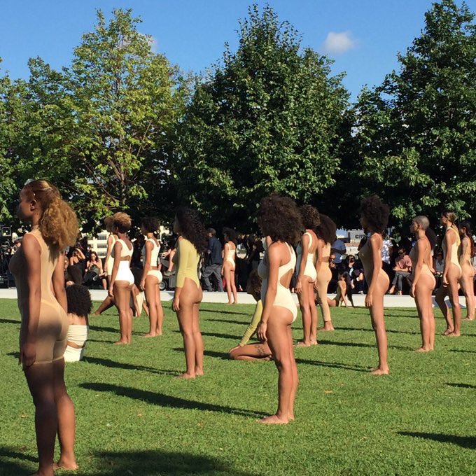 MollyHunt17's tweet photo. poor girls standing there 4 ages in the sun.. I woulda been like "nuh uh not 2day Yeezy!" Cool show doe https://t.co/w4CcewqlVR