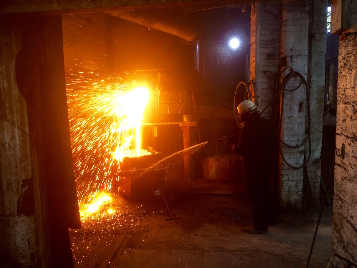 artfoundryman's tweet image. No better place to be than @HargreavesFndry on #castingthursday especially when it&apos;s warm ! #foundrywork