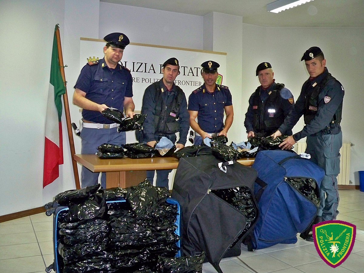 poliziadistato's tweet photo. Arrestato da #Poliziafrontiera Tarvisio indiano proveniente dall'Austria con 29kg di oppio,cocaina e farmaci vietati https://t.co/FbAbiKpWi3