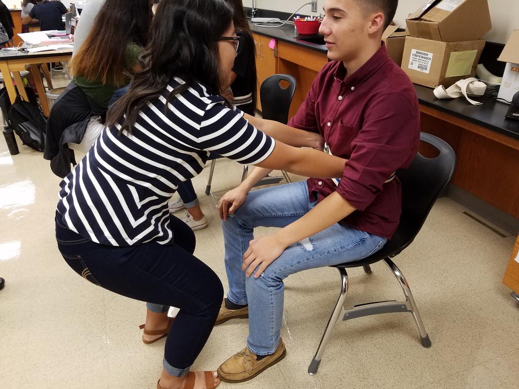 cwhs_medacademy's tweet image. Health Science students practicing patient transport techniques #SpringISDCTE