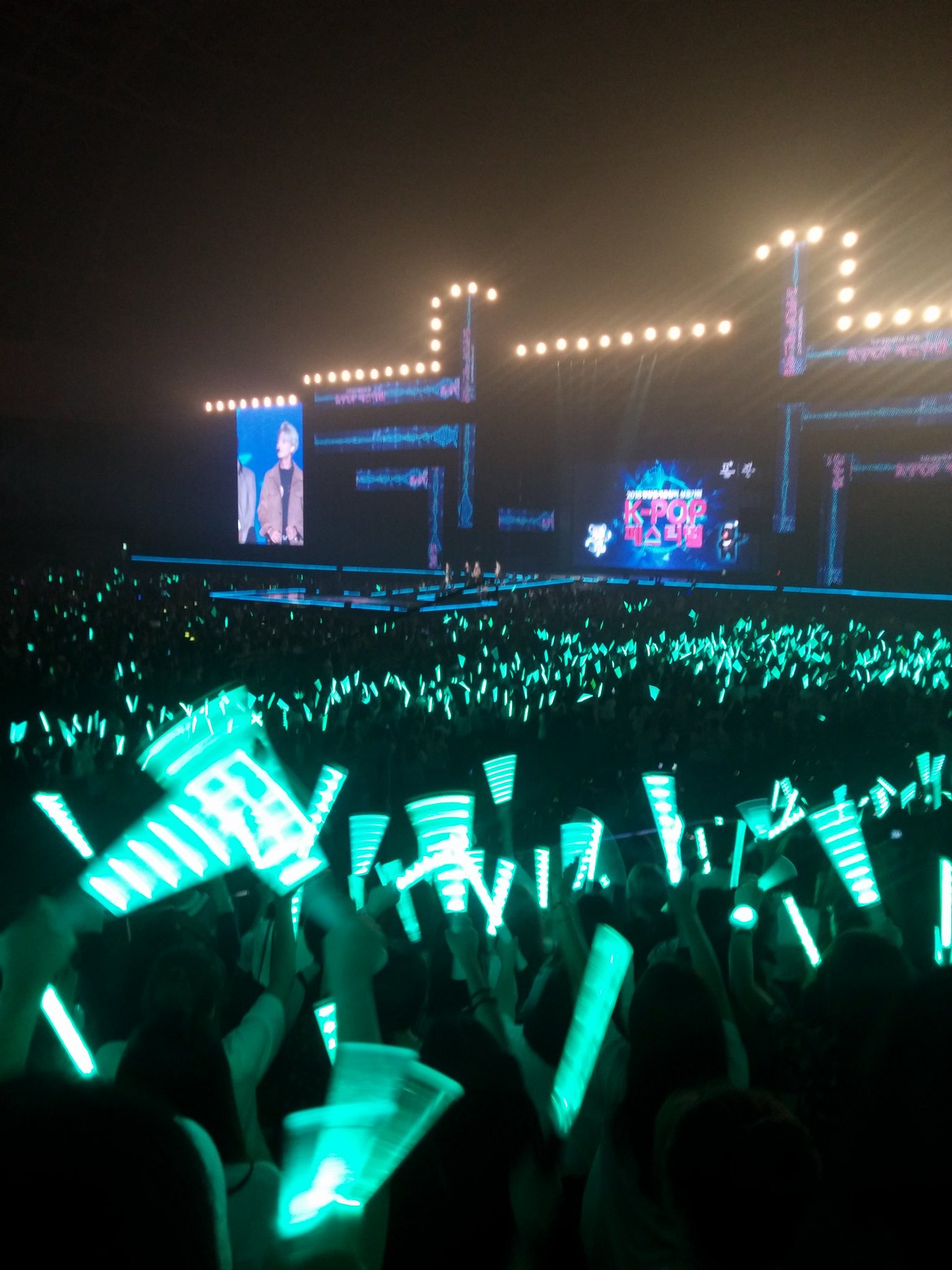 HARD🎱🎲 on Twitter: "160908 Our Beautiful Pearl Aqua Ocean.... SHINee World  ! ♡ ! Cr. Logo https://t.co/BdBl4z6V33" / Twitter