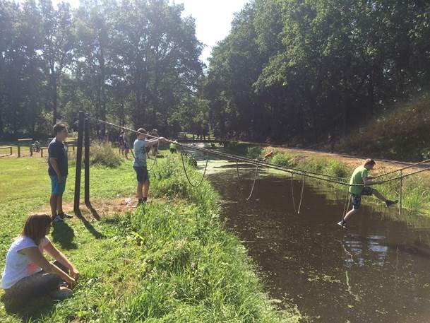 Leerlingen van <a href="/KentalisCompas/">KentalisCompas</a> &amp; Hooghuis volgen een gezamenlijke introweek: hethooghuis.nl/nieuws/samenwe… #bruggenbouwen