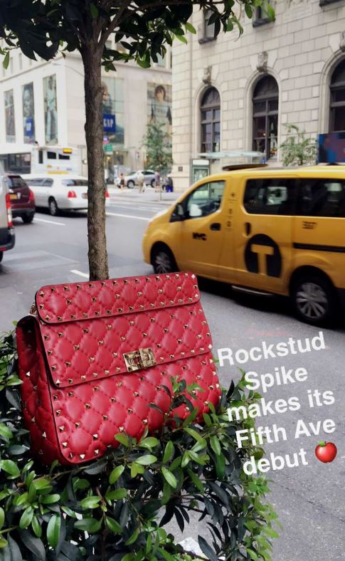 MaisonValentino's tweet photo. Follow maisonvalentino on Snapchat for live coverage of the new #RockstudSpike bag - A New York Diary. https://t.co/Iez6I6Juoj