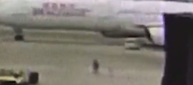 airlivenet's tweet image. ALERT We have video of ground collision at Hong Kong this morning ift.tt/2cb9WRH