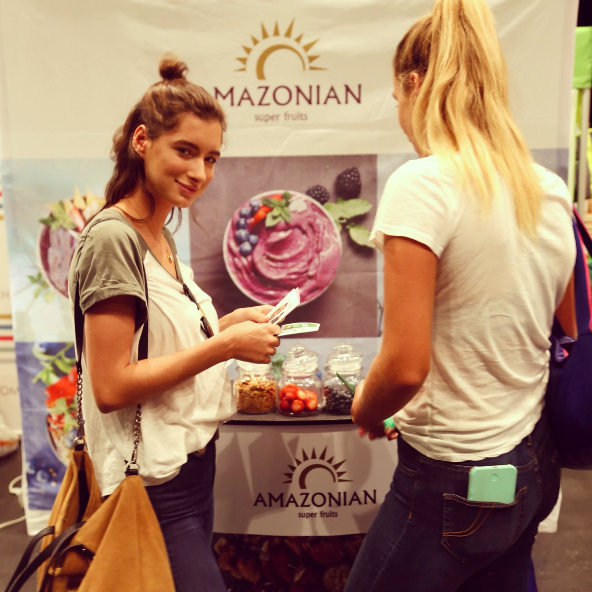 livelifezh's tweet photo. Beautiful #healthy girls gather around the #acai #stand at #livelifezh https://t.co/kr4tYlqhtc