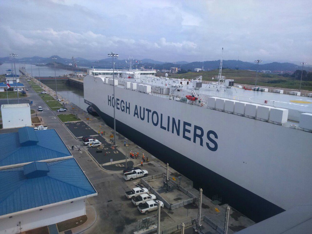 Buque portavehículos #HoeghTarget más grande del mundo transita por #CanalAmpliado #Panamá goo.gl/3BnuLG