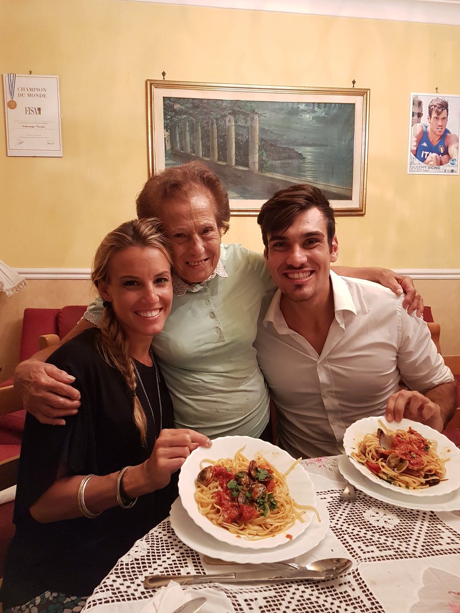 TCagnotto's tweet photo. E se non imparo a cucinare con la "nonna napoletana" non ho speranze😂 #cenanapoletana @PeppeVicino93 @Barilla #pasta https://t.co/uo1AuLgoOb