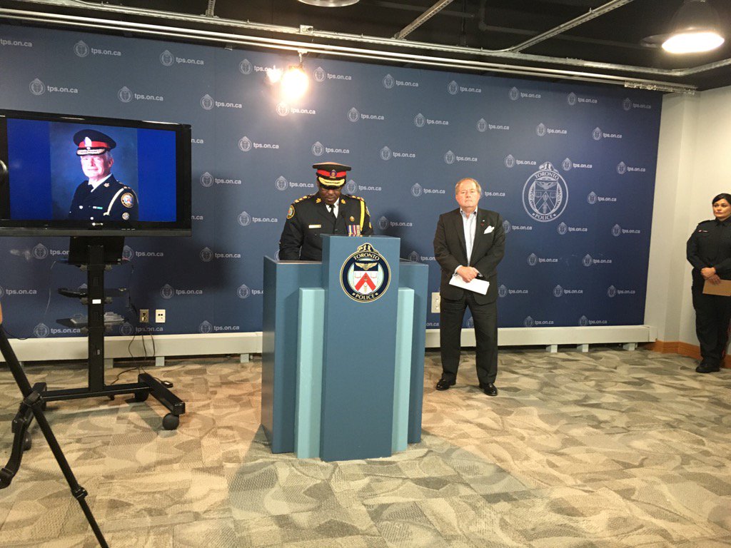 rogerfpetersen's tweet image. Chief Mark Saunders paying his respects to the late chief Bill Mccormack. Says his legacy of service will live on