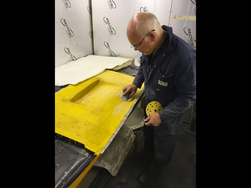 VDubZ2UK's tweet image. Here's @MaRatzOnTV sanding down the dry fibreglass before applying another layer. #VW #VDubz @GarageRatZ