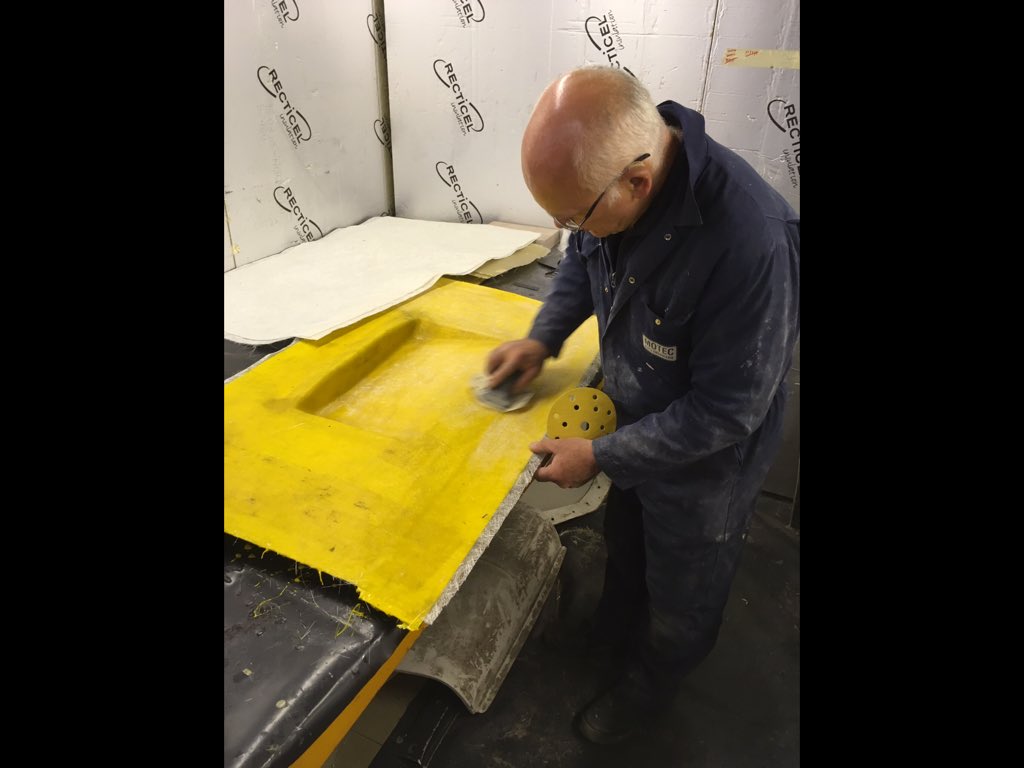 VDubZ2UK's tweet image. Here's @MaRatzOnTV sanding down the dry fibreglass before applying another layer. #VW #VDubz @GarageRatZ