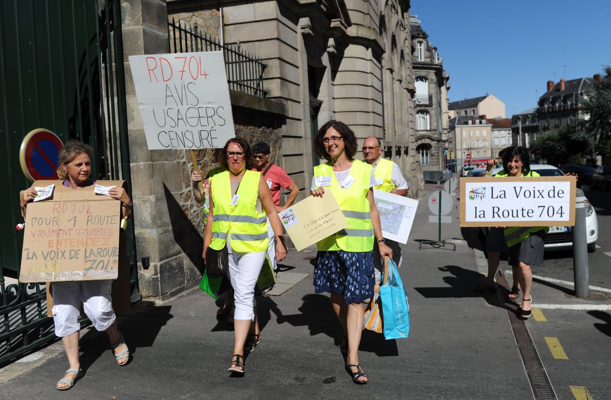 lepopulaire_fr's tweet photo. Les opposants au projet de la RD 704 ont remis une pétition au préfet #LeVigen #HauteVienne https://t.co/CSpG8Fpxky https://t.co/tHpiE3e9ig