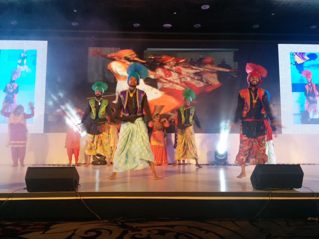 ozaiane's tweet photo. Bhangra dance at the VLDB gala dinner. #vldb_2016 #vldb #bhangra #Delhi https://t.co/uwgUBjVYUb