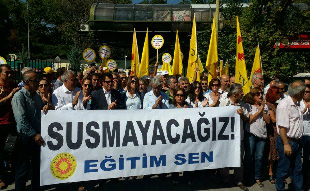 sendika_org's tweet photo. "OHAL KHK'ları siyasi iktidarın elinde tehlikeli bir silaha dönüştü" https://t.co/wAXguWMVmY https://t.co/hON4ogRPVY