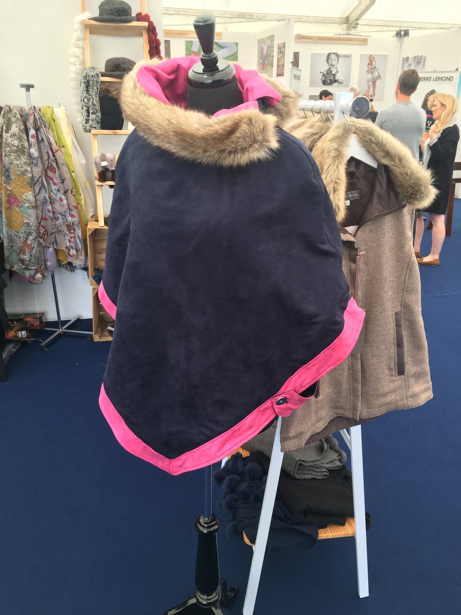 ClaireDeuten's tweet photo. While at @BlenheimHorse today training @CROWNRiding I spotted this lovely @AnnabelBrocks shawl #bestthere #topcolour https://t.co/WoSUovBNIA