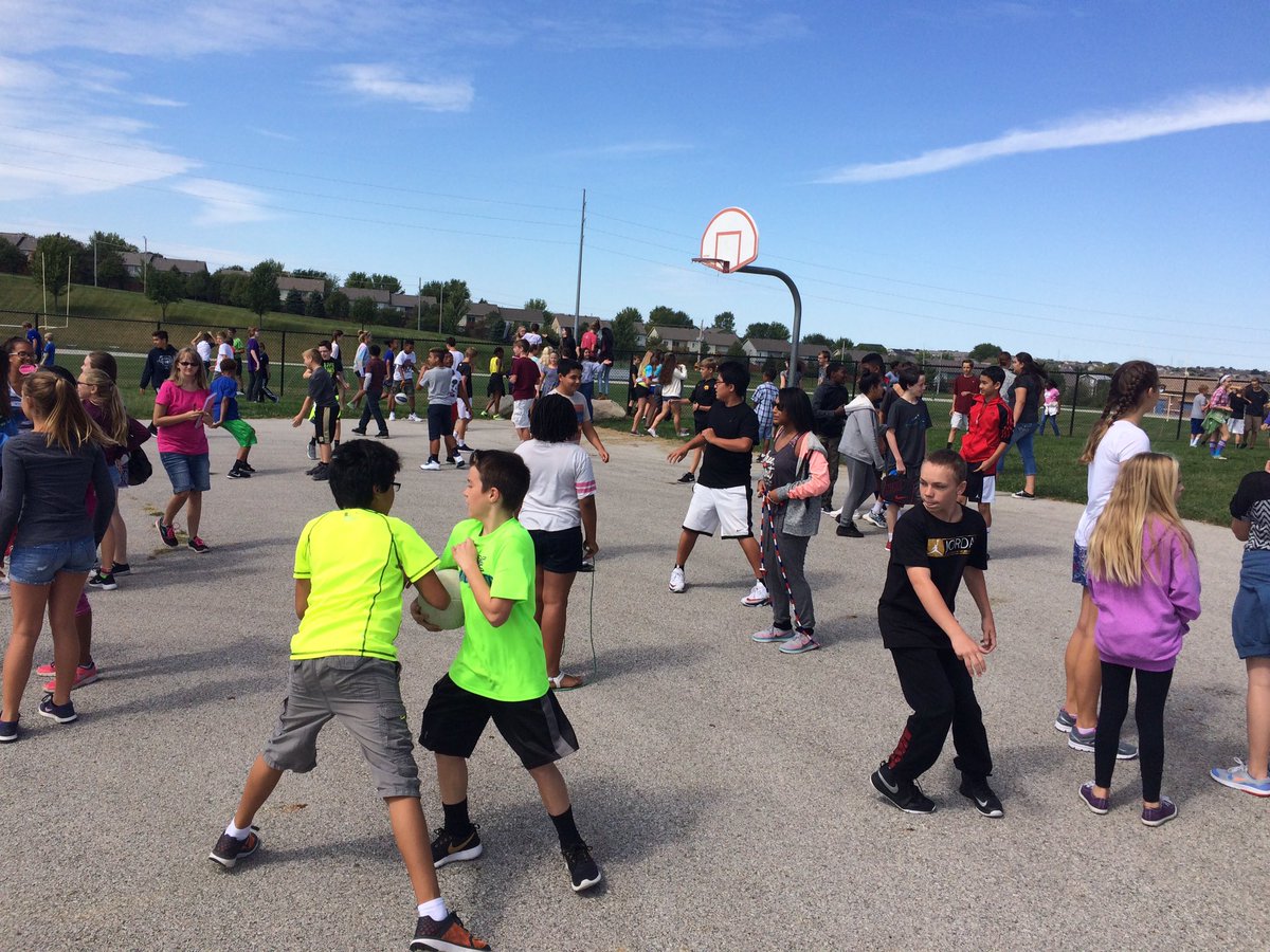 bobcatskillz's tweet photo. Recess is fun! #beautifulday #freshair #exercise @BuffettMagnet https://t.co/E6WuZu46Dw