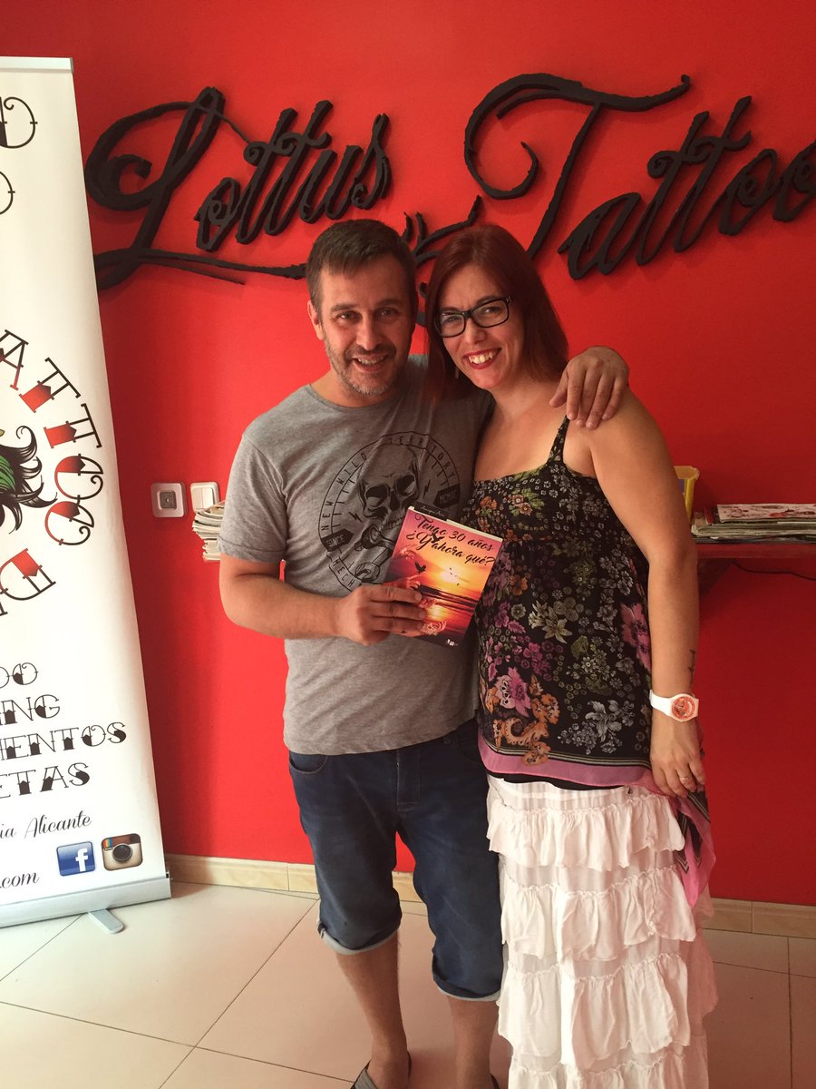 vic_ama's tweet photo. Nuevo tatuaje? Podría ser, pero no; estoy con mi amigo y tatuador Óscar en @lottustattoo entregándole mi 4º libro https://t.co/SCCxeWZpYr