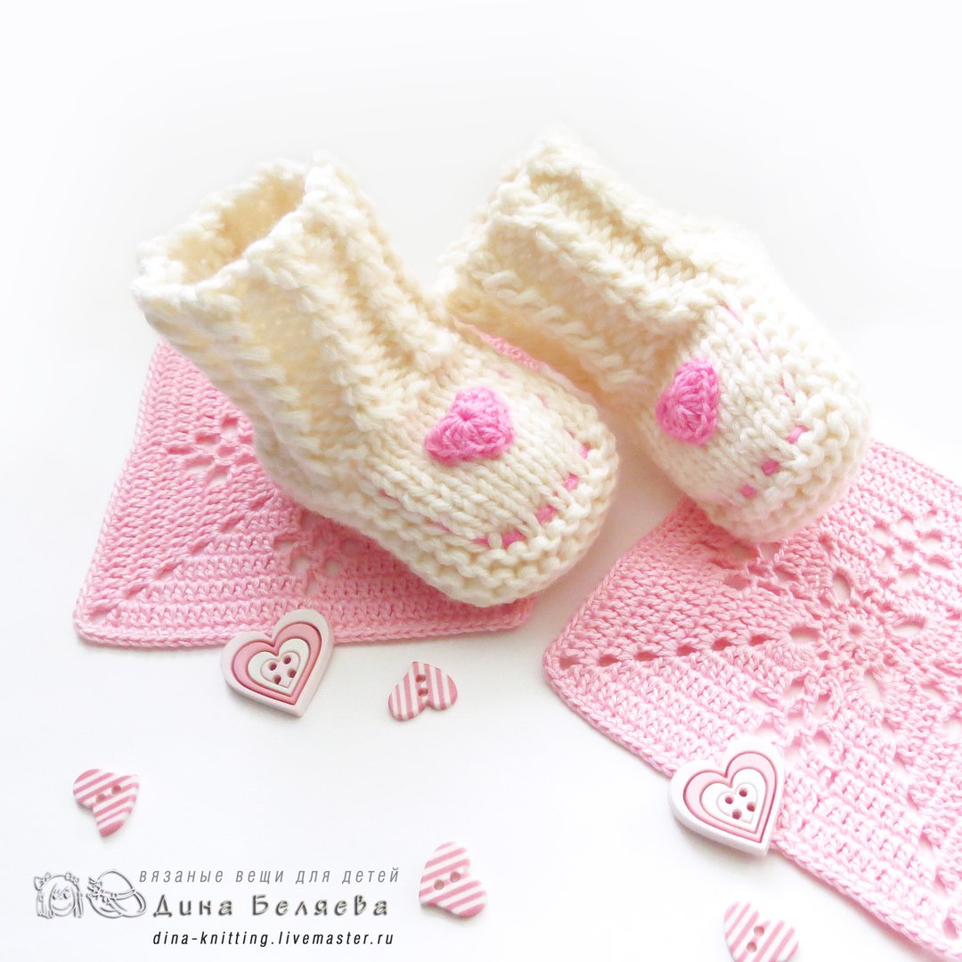 Носочки для новорожденных 0 3. Вязаные пинетки для девочки. Пинетки носочки для новорожденных. Вязаные носочки для новорожденных. Пинетки носочки для новорожденных спицами.